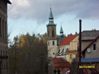 vlaková zastávka Mikulášovice střed a Mikulášovický kostel