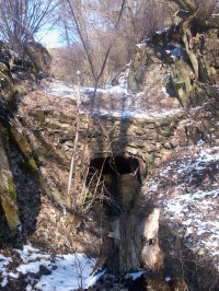 tunel pi soutoku Černého potoka a Loděnice