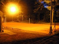 Volejbalové kurty při večerním osvětlení