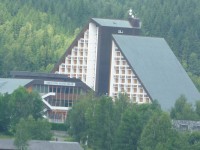 pohled z Čertovy hory na hotel Orea Vital Sklář (hooodně v dálce)