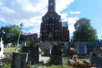 kostel i s hřbitovem