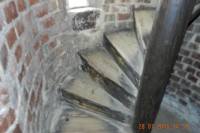 dřevěné schodiště-kamenná rozhledna