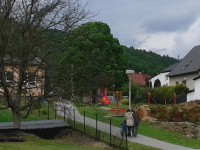 vidíme hřišťátko v obci Lesnice naproti kostelu