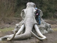 další socha mamut u rozštípené skály v Hamrech