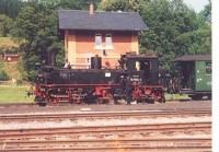 Lokomotiva U99.1 stojí ve Steinbachu u vodárny