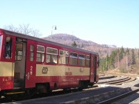 Pohled z nádraží: Pohled z nádraží na kopec Jedlová s rozhlednou
