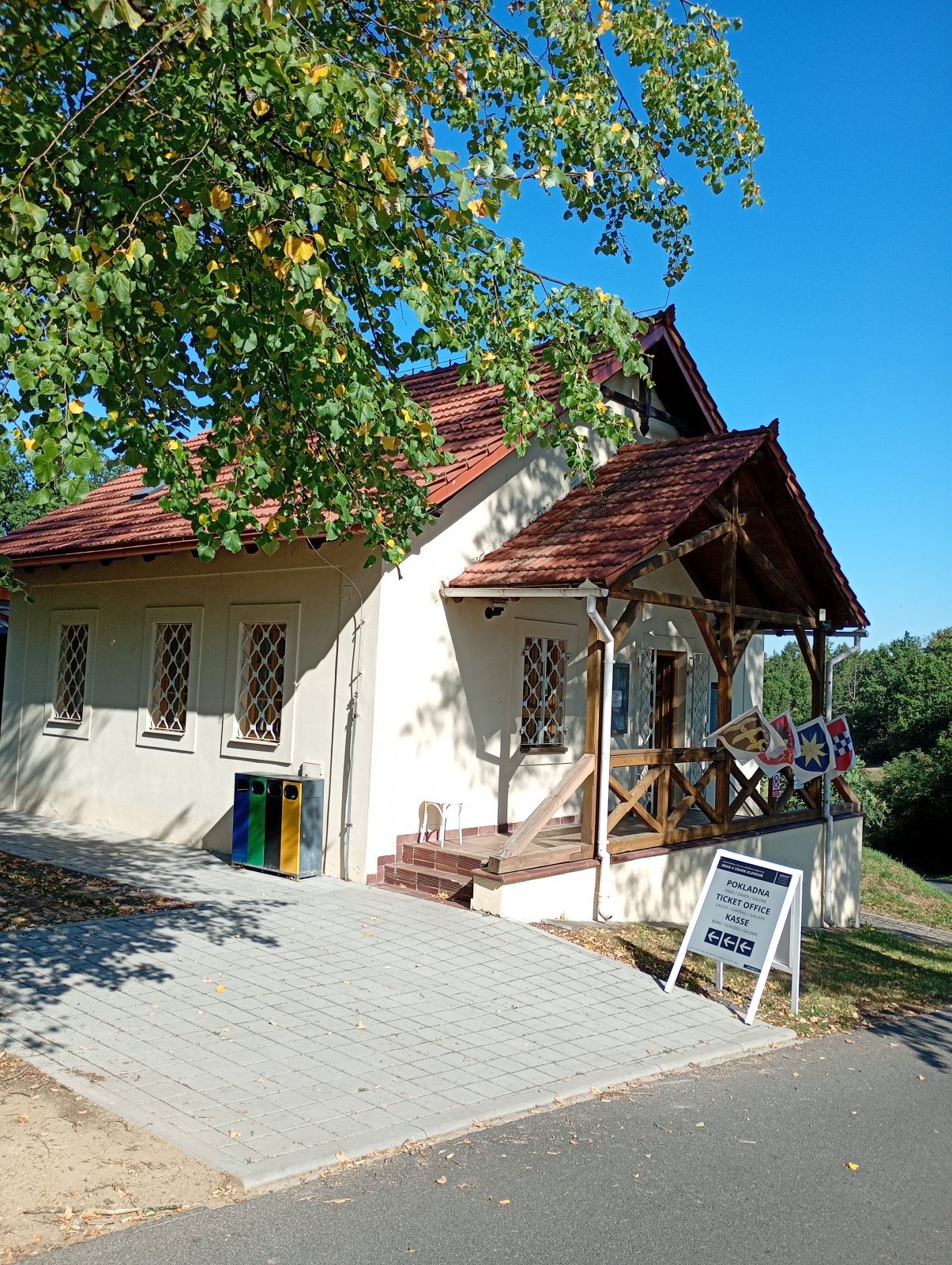 Zřícenina hradu a zámek Klenová