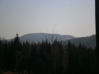 Hrazeny (nejvyšší vrh Šluknovské pahorkatiny, pohledem od lesa nad Novým Hraběcí