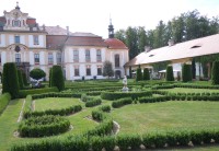 zámek Jemniště -  část přední zahrady