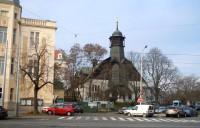 kostel sv. Vojtěcha, vlevo sokolovna