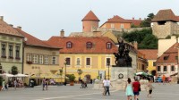 pohled na hrad z náměstí Dobó István