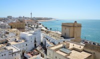 Cádiz - město se zbytkem římského amfiteátru, vzadu pláž