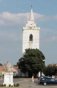 kostel Archanděla Michaela se sochou sv. Jana Nepomuckého