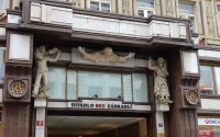 Alegorické figury nad vchodem do Jungmannovy ulice 