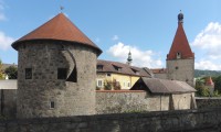 vlevo Bürgerkorpsturm, vpravo Linecká brána