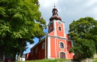 Úsobí, malá obec s velkým, červeným kostelem