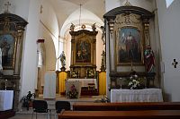hlavní oltář sv. Ludmily, vpravo sv. Václava