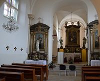 vlevo oltář sv. Jana Nepomuckého