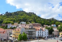 Sintra, v pozadí hrad Castelo dos Mouros