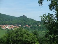 Pohled z dálky na hrad Kamýk