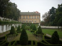 pohled na zámek se zámecké zahrady