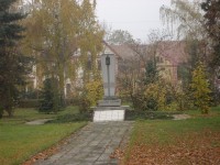 Památník obětem válek v centru obce