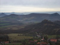 Pohled na okolní vrcholky Českého středohoří