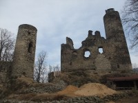 Dochovalý hrad Kostomlaty pod Milešovkou