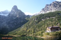 Zelené pleso v Dolině Bílé vody. Vlevo nezaměnitelná Jastrabí věž, vpravo Chata při Zeleném plese (Brnčalka).