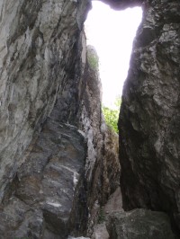 skalní brána vzniklá zapříčeným balvanem