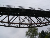 Mostní konstrukce má polo parabolický - dolů obrácený - tvar.