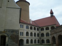 pohled z nádvoří na hrad