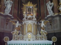 hlavní oltář s obrazem Panny Marie Dubské