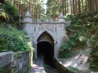 Portál tunelu pod Jelením hřbetem
