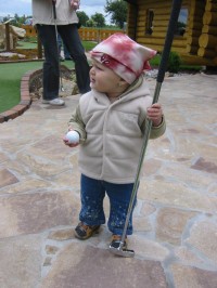 malá golfistka s velkou holí:)