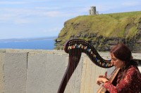 Harfistka těší místní turisty svou hudbou