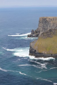 Útesy Cliffs of Moher, které oblopuje oceán