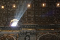 Slunce prozařující vzduch v bazilice sv. Petra