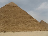 Chefrenova pyramida + Cheopsova pyramida v pozadí