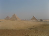 Pyramidy v Gíze (Menkaureova pyramida vpravo)