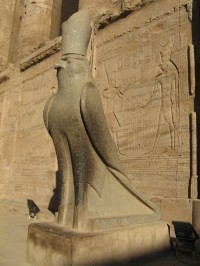 Chrám Edfu - socha sokolího boha Hora