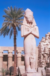 Socha Ramsese II. v Karnaku (Luxor, Egypt)