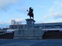 Vlakové nádraží a socha Davida Budovatele