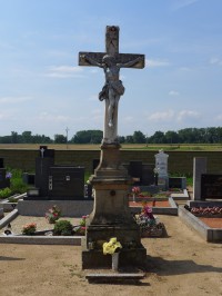 Němčičky - ústřední kříž na hřbitově