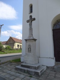 Němčičky - kříž u kaple Narození Panny Marie