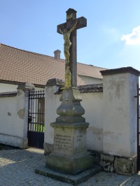 Urbanov - kříž u kostela sv. Jana Křtitele