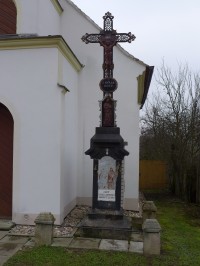 Lesůňky - kříž u kaple sv. Františka z Assisi