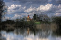Kostel sv. Petra a Pavla od rybníka Bahník