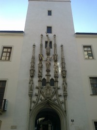 Portál Nové radnice s křivou věžičkou