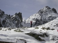 září na Terryho chatě,v pozadí Priečné sedlo